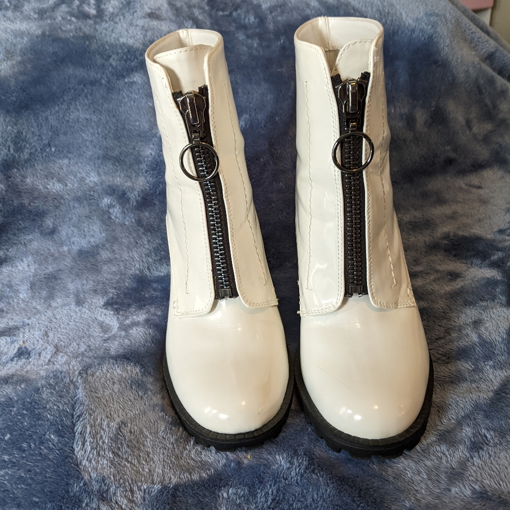 Simply Vera Wang size 7 1/2 white and black zipper booties.